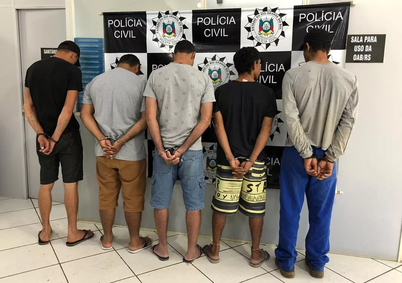 Ir para  <p><big>Cinco pessoas foram presas na manh&atilde; desta ter&ccedil;a-feira (19) em opera&ccedil;&atilde;o policial realizada no Noroeste do Rio Grande do Sul. O objetivo era desarticular uma...