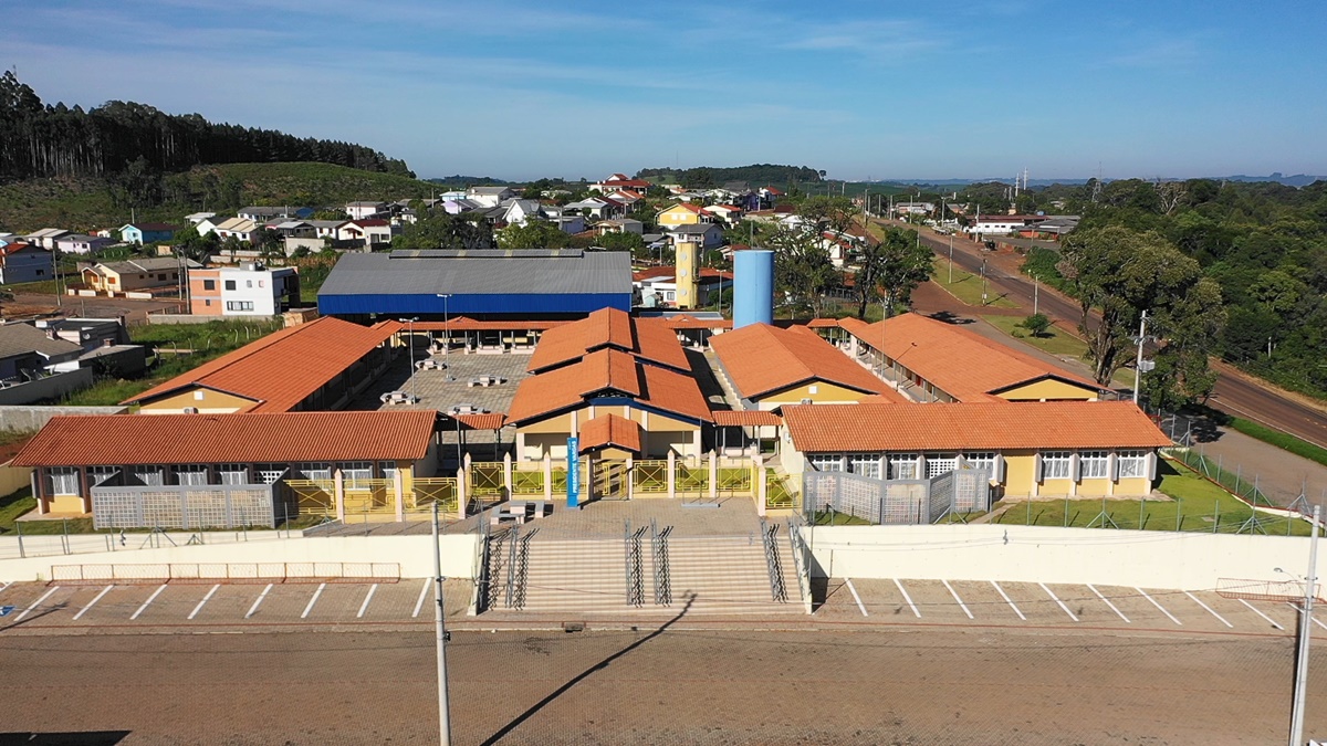 Ir para  <p><big>Sob aplausos, olhares atentos, emo&ccedil;&atilde;o e muitas surpresas, o munic&iacute;pio de Gaurama (RS) inaugurou na noite de ontem (18),&nbsp;o novo pr&eacute;dio da Escola Municipal de Ensino...