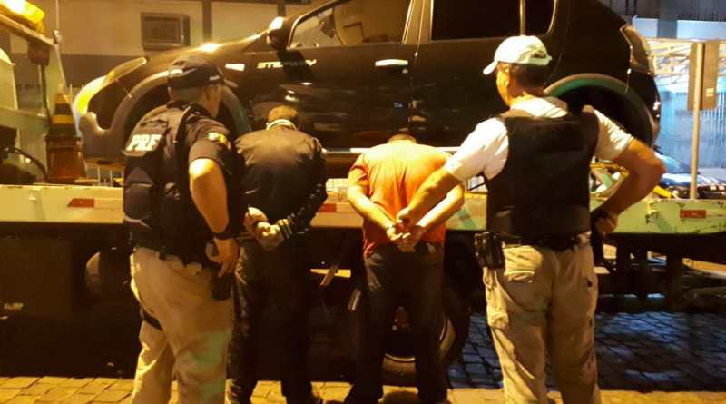 Ir para  <p>Na noite desta ter&ccedil;a-feira (22), Policiais Rodovi&aacute;rios Federais, com apoio da Brigada Militar, prenderam dois homens e recuperaram um carro roubado h&aacute; tr&ecirc;s dias em Passo Fundo. A...