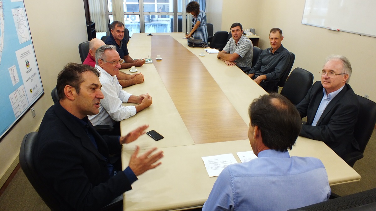 Ir para  <p><big>Os prefeitos Armando Dupont (S&atilde;o Jo&atilde;o da Urtiga) e Egidio Moreto (Carlos Gomes), acompanhados pelo deputado Paparico Bacchi, foram recebidos na Secretaria Estadual de Log&iacute;stica e Transportes....
