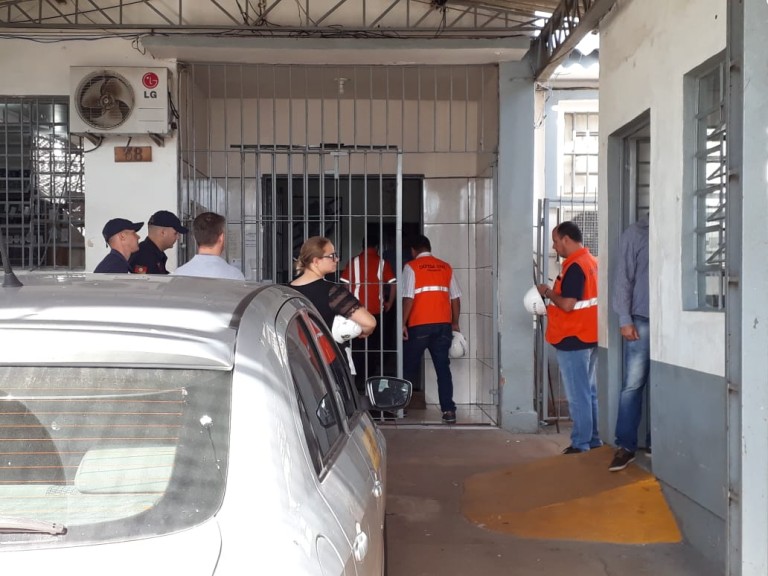 Ir para  <p><big>Ap&oacute;s mais de duas horas de vistorias no interior do Pres&iacute;dio Estadual de Erechim, onde todos os espa&ccedil;os ocupados por presos foram analisados a Defesa Civil deve recomendar a...
