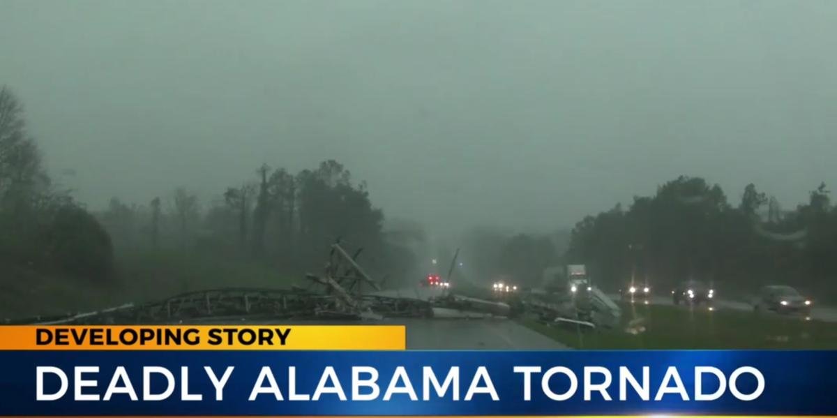 Ir para  <p>Pelo menos 23 pessoas morreram, neste domingo na passagem de um tornado que provocou danos &quot;catastr&oacute;ficos&quot; a edif&iacute;cios, estradas e cortes de eletricidade no Alabama, no sul dos Estados Unidos,...