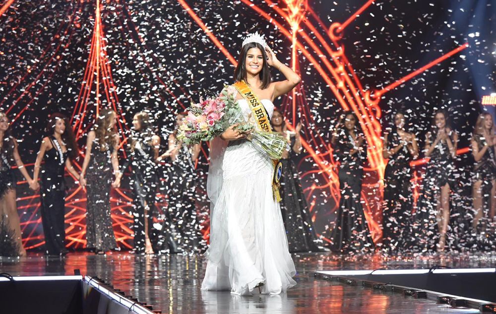 Ir para  <p>J&uacute;lia Horta, representante de Minas Gerais, &eacute; a nova Miss Brasil. Natural de Juiz de Fora, a jornalista de 24 anos venceu o concurso realizado na noite de s&aacute;bado, em S&atilde;o Paulo, e vai...