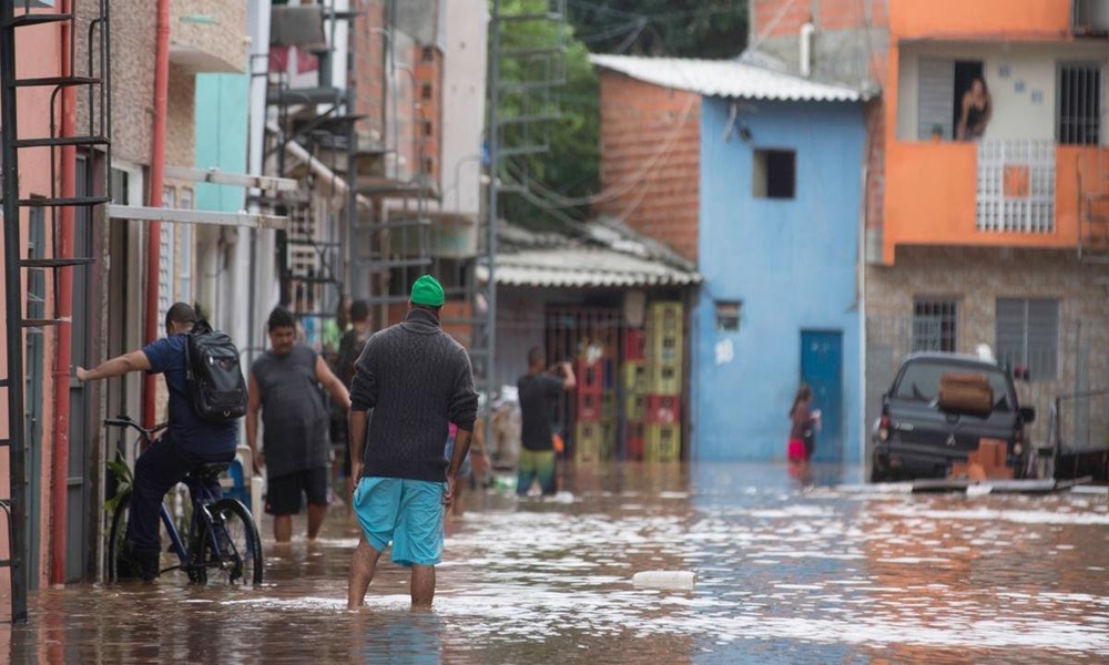 Ir para  <p>O temporal que atingiu S&atilde;o Paulo entre a noite de domingo e a madrugada desta segunda-feira deixou ao menos 11 mortos, de acordo com o chefe da Casa Militar do governo estadual, Coronel Walter Nyakas J&uacute;nior. Foram...