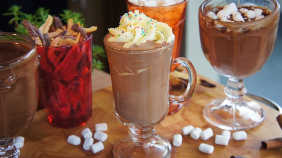 Ir para  <ul>
	<li>1 lata de leite condensado;</li>
	<li>1 lata de creme de leite;</li>
	<li>3 colheres de sopa de chocolate em p&oacute;;</li>
	<li>2 colheres de sopa de...