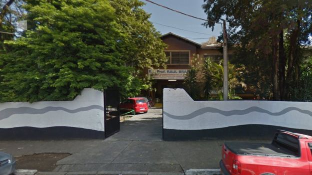 Ir para  <p><big>Antes invadirem a escola, os dois jovens encapuzados atiraram no dono de um lava-r&aacute;pido pr&oacute;ximo ao local. Essa primeira v&iacute;tima passa por uma cirurgia na Santa Casa em Suzano, mas n&atilde;o...