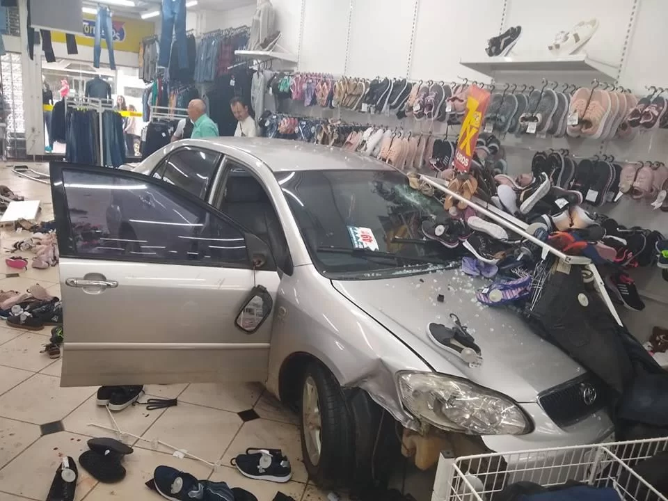 Ir para  <p>Os moradores de Ronda Alta, cidade com cerca de dez mil habitantes na regi&atilde;o Noroeste do Rio Grande do Sul, ficaram perplexos na manh&atilde; desta segunda-feira, quando o motorista de um Toyota Corolla perdeu o controle...
