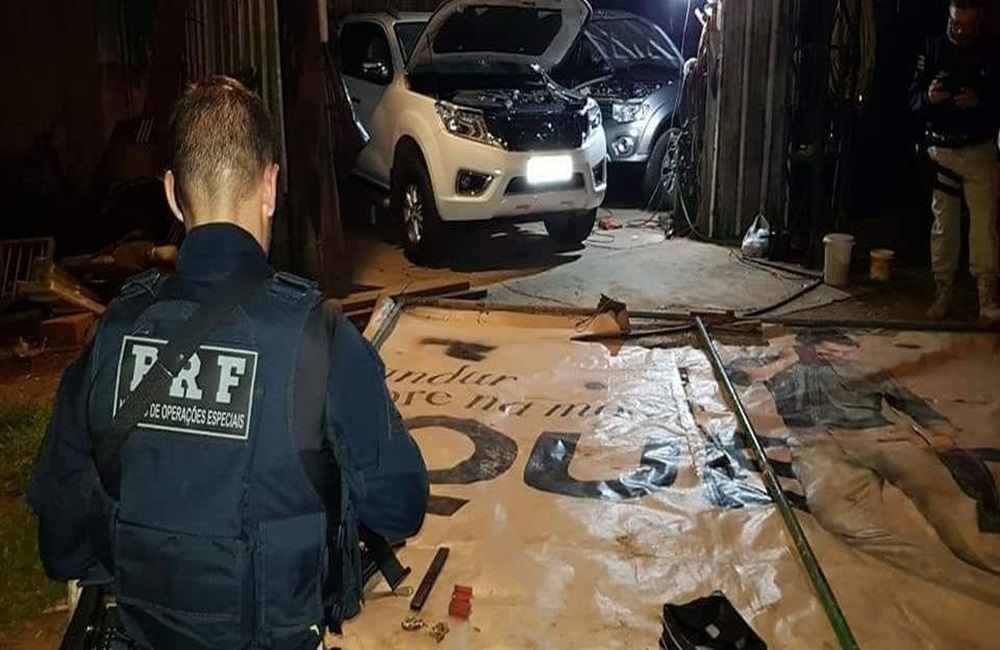 Ir para  <p>Uma fazenda que era usada para esconder e clonar carros de luxo roubados foi localizada pela Pol&iacute;cia Rodovi&aacute;ria Federal (PRF) em Nova Santa Rita, na regi&atilde;o Metropolitana de Porto Alegre, na noite desta...