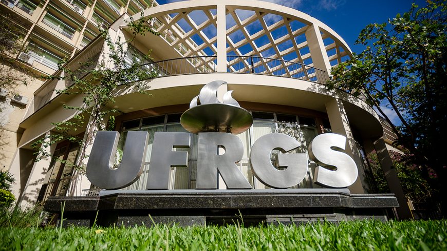 Ir para  <p><big>Uma semana ap&oacute;s o atentado que chocou o pa&iacute;s e culminou em 10 mortes em uma escola p&uacute;blica de Suzano (SP), a Universidade Federal do Rio Grande do Sul (UFRGS) recebeu...