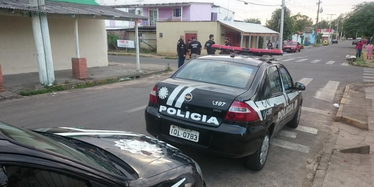 Ir para  <p>A Pol&iacute;cia Civil deflagrou, na manh&atilde; desta quinta-feira, uma opera&ccedil;&atilde;o para combater uma quadrilha envolvida com tr&aacute;fico de drogas, homic&iacute;dios, roubos e lavagem de dinheiro...