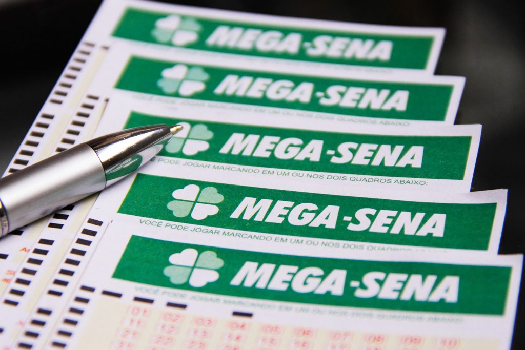 Ir para  <p>Ningu&eacute;m acertou as seis dezenas do concurso 2136 da Mega-Sena sorteadas, na noite deste s&aacute;bado, em Cravinhos, S&atilde;o Paulo. De acordo com a Caixa Ec&ocirc;nomica Federal, o concurso teve seu...