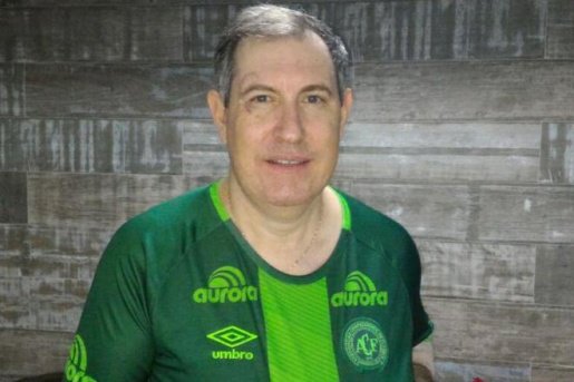 Ir para  <p><big>Um dos seis sobreviventes da queda do avi&atilde;o que levava a Chapecoense para a Col&ocirc;mbia, em 29 de novembro de 2016, Rafael Henzel morreu nesta ter&ccedil;a-feira. O jornalista, de 45 anos, passou mal...