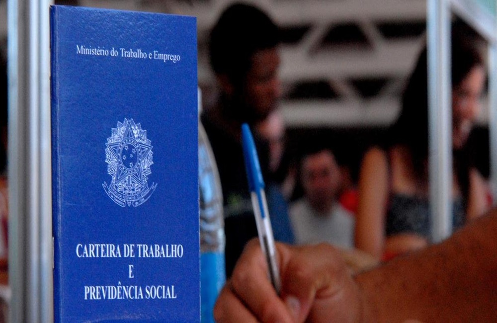 Ir para  <p>A taxa de desemprego subiu no trimestre encerrado em fevereiro, alcan&ccedil;ando 12,4%, conforme a Pesquisa Nacional por Amostra de Domic&iacute;lios Cont&iacute;nua (PNAD Cont&iacute;nua), divulgada hoje pelo IBGE. O...