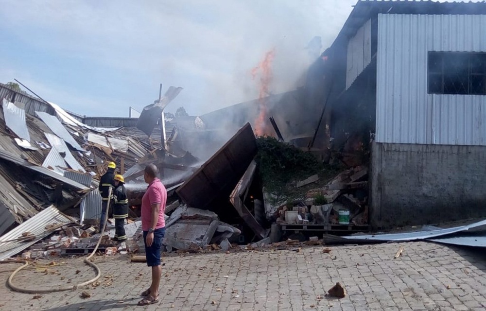 Ir para  <p>A explos&atilde;o de uma madeireira causou um inc&ecirc;ndio em Marau, cidade pr&oacute;xima a Passo Fundo, e deixou uma v&iacute;tima fatal na manh&atilde; desta ter&ccedil;a-feira (02). Segundo...