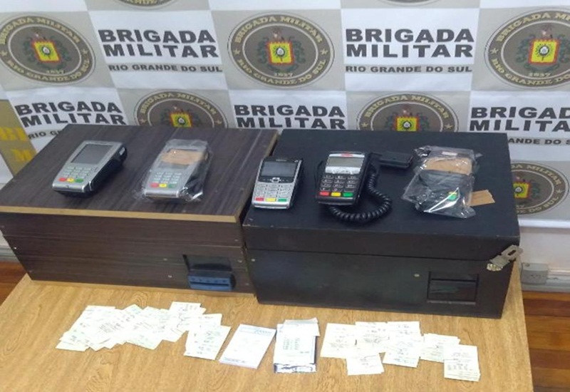 Ir para  <p>Em um bar localizado na Avenida Tiradentes, Esperan&ccedil;a, foram localizados e apreendidos, uma m&aacute;quina de apostas do jogo do bicho e onze canhotos referente a apostas j&aacute; efetuadas. O propriet&aacute;rio...