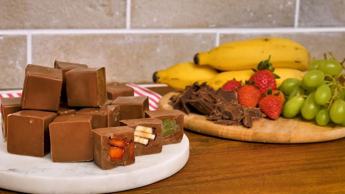 Ir para  <p>200 g de chocolate fracionado;</p>

<p>frutas sortidas a gosto;</p>

<p>Corte bem todo o chocolate.<br />
Derreta-o no micro-ondas, mexendo de 30 em 30 segundos.<br />
Adicione um pouco de...