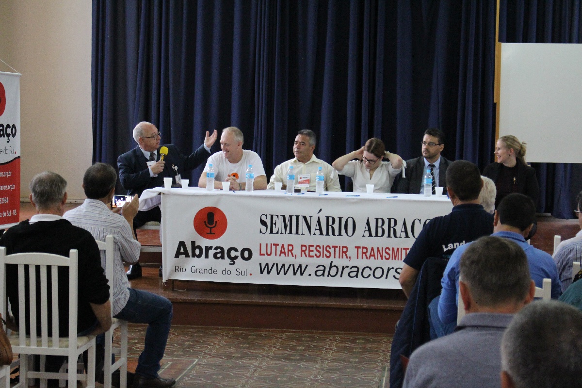 Ir para  <p><big>Inicialmente foi composta mesa com os representantes de todos os segmentos que falaram da import&acirc;ncia e relev&acirc;ncia do servi&ccedil;o de r&aacute;dio difus&atilde;o comunit&aacute;ria, em...