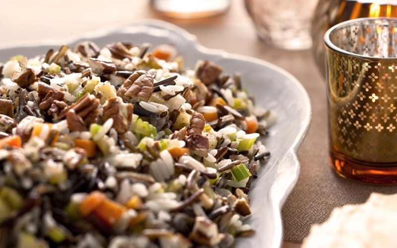 Ir para  <p>2 x&iacute;cara (ch&aacute;) de arroz branco cozido;</p>

<p>1 colher (sopa) de manteiga;</p>

<p>1 ma&ccedil;a verde com casca, cortada em cubos pequenos;</p>

<p>Uma pitada de cravo...