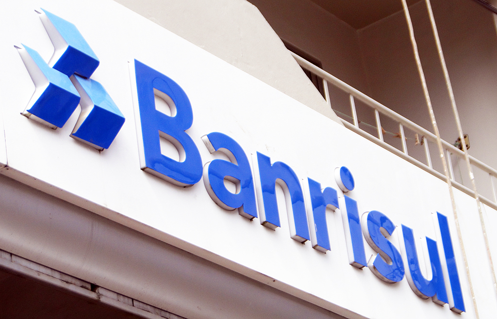 Ir para  <p>O governo do Rio Grande do Sul anunciou, nesta segunda-feira, a venda de a&ccedil;&otilde;es do Banrisul para a Bolsa de Valores. O leil&atilde;o do lote residual de 2.056.962 a&ccedil;&otilde;es PNB do banco do...
