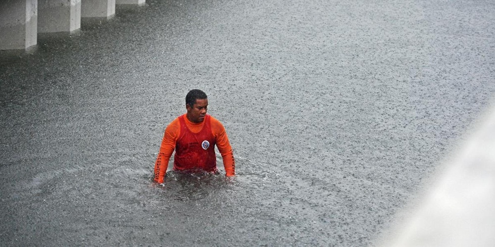 Ir para  <p><big>A prefeitura do Rio&nbsp;de Janeiro&nbsp;confirmou a&nbsp;quarta&nbsp;morte na cidade por causa do temporal. A v&iacute;tima seria um jovem que morreu eletrocutado em Santa Cruz, bairro da zona...
