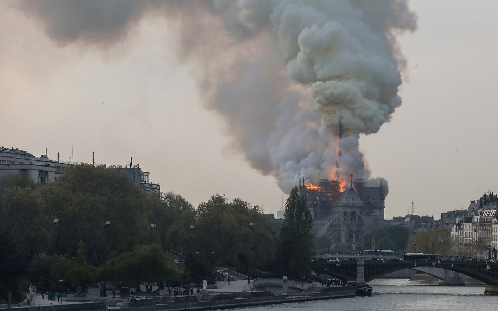 Ir para  <p><big>A famosa catedral <strong>Notre Dame</strong>, em <strong>Paris</strong>, foi atingida por um inc&ecirc;ndio nesta segunda-feira (15).&nbsp;A fuma&ccedil;a pode ser vista de diversos pontos...