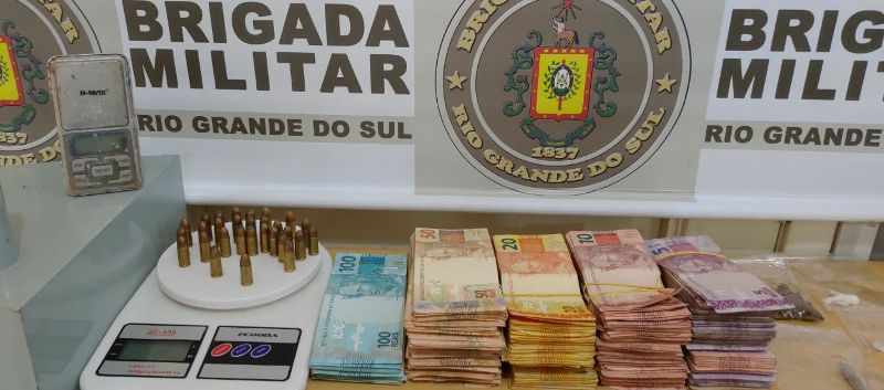 Ir para  <p><big>Denuncia an&ocirc;nima leva a pol&iacute;cia a boca de fumo no bairro Progresso no exato momento em que traficantes faziam a contabilidade. A denuncia tamb&eacute;m dava conta de que no local os policiais poderiam...
