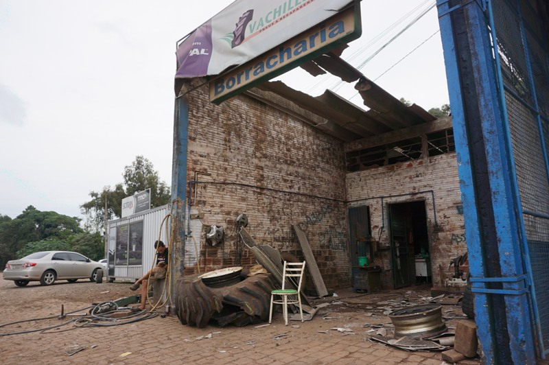 Ir para  <p><big>Duas pessoas sofreram ferimentos sem gravidade quando um pneu de m&aacute;quina agr&iacute;cola estourou em uma borracharia junto ao&nbsp; posto de combust&iacute;veis localizado no entroncamento da RS 135 com...