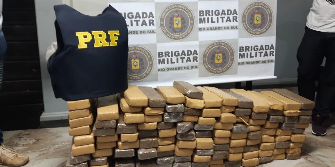 Ir para  <p>Opera&ccedil;&atilde;o conjunta de Pol&iacute;cia Rodovi&aacute;ria Federal (PRF) e Brigada Militar (BM) resultou na apreens&atilde;o de 122 quilos de maconha, nesta quarta-feira em Os&oacute;rio. A droga estava...