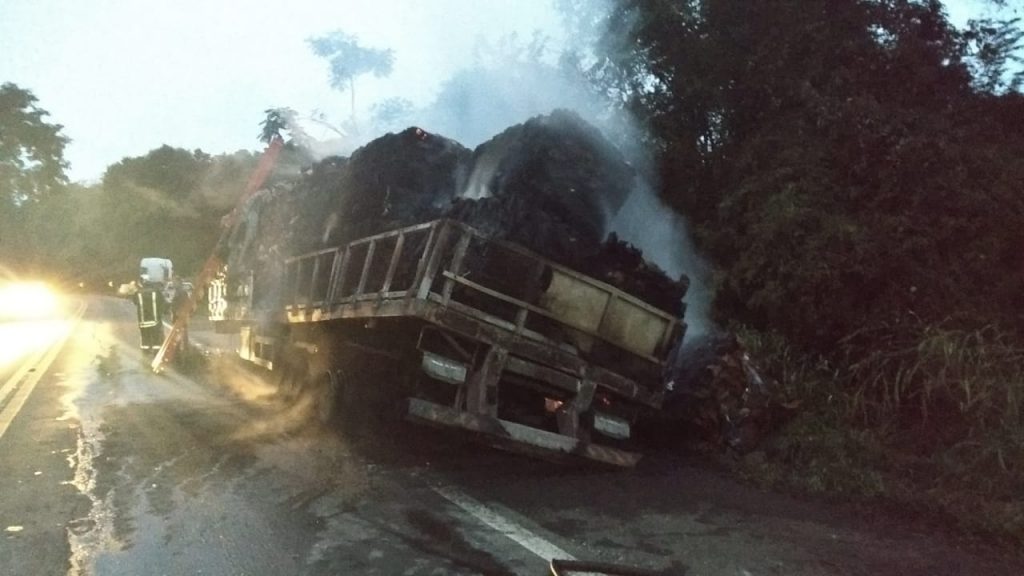 Ir para  <p>Uma carreta com placas de Conc&oacute;rdia ficou destru&iacute;da por um inc&ecirc;ndio de grandes propor&ccedil;&otilde;es na BR-153 entre Conc&oacute;rdia e Erechim, pr&oacute;ximo do km 6. Os Bombeiros...