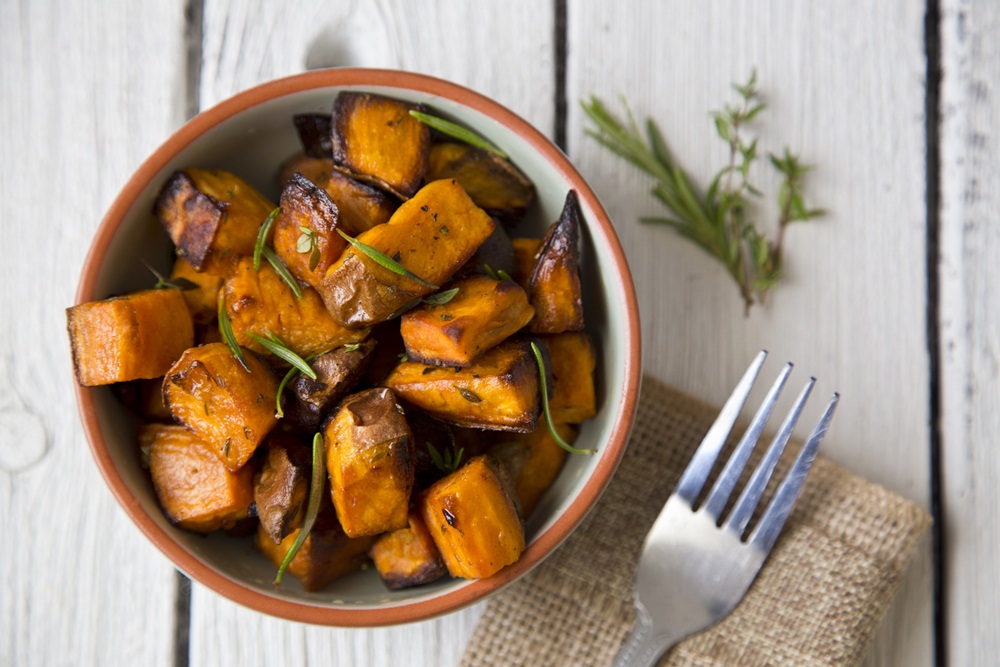 Ir para  <ul>
	<li>2 Batatas Doce (em cubos m&eacute;dios);</li>
	<li>1 Colher (sopa) de Alho Triturado;</li>
	<li>1 Ramo de Alecrim;</li>
	<li>&frac12; colher (ch&aacute;) de...