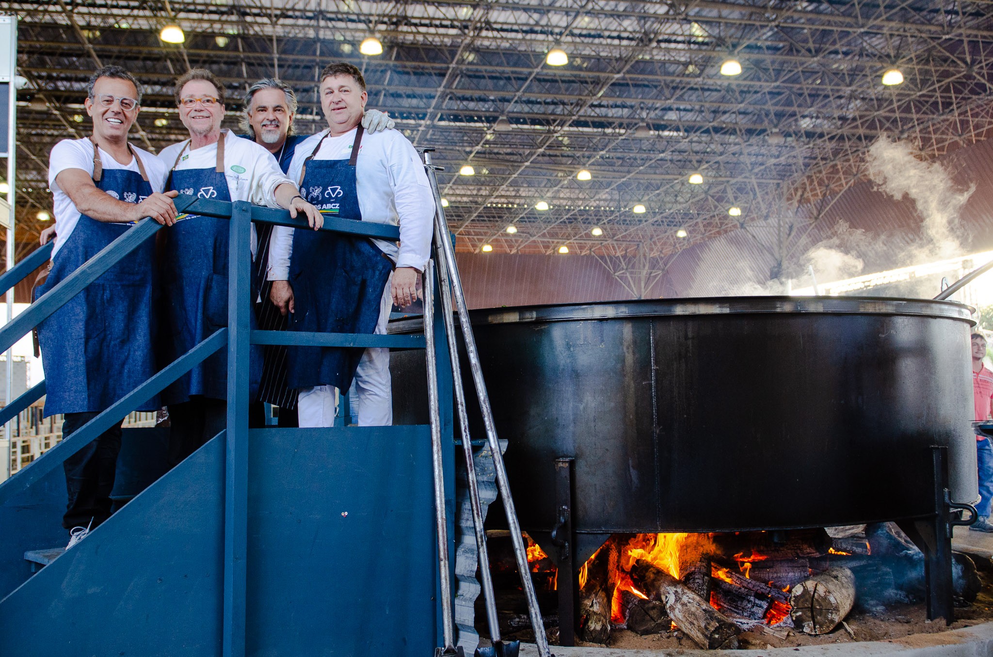 Ir para  <p>Cinco chefs e uma equipe de 20 ajudantes passaram quase 12 horas preparando um cozido gigantesco de 4.778 quilos de carne na madrugada do &uacute;ltimo s&aacute;bado (dia 4) e no domingo (dia 5), durante o encerramento das...
