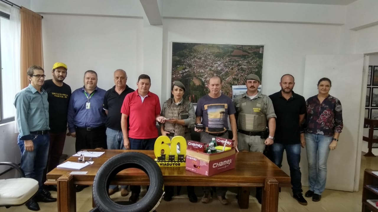 Ir para  <p>Na manh&atilde; desta sexta-feira (10/05), o Consepro - Conselho Comunit&aacute;rio Pr&oacute;-Seguran&ccedil;a P&uacute;blica - de Viadutos realizou, em ato no gabinete do prefeito municipal, a entrega de materiais e...