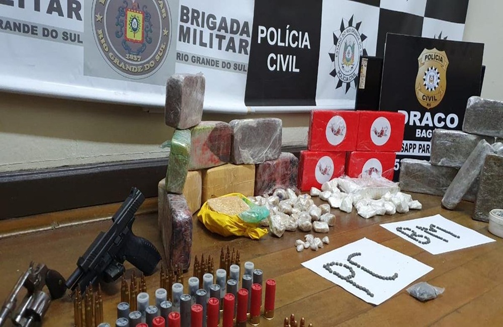 Ir para  <p>Mais de R$ 1,5 milh&atilde;o em drogas foram apreendidos na opera&ccedil;&atilde;o conjunta Aliance da Pol&iacute;cia Civil e Brigada Militar desencadeada em Bag&eacute;, no Sudoeste do Rio Grande do Sul. Cerca de dez...