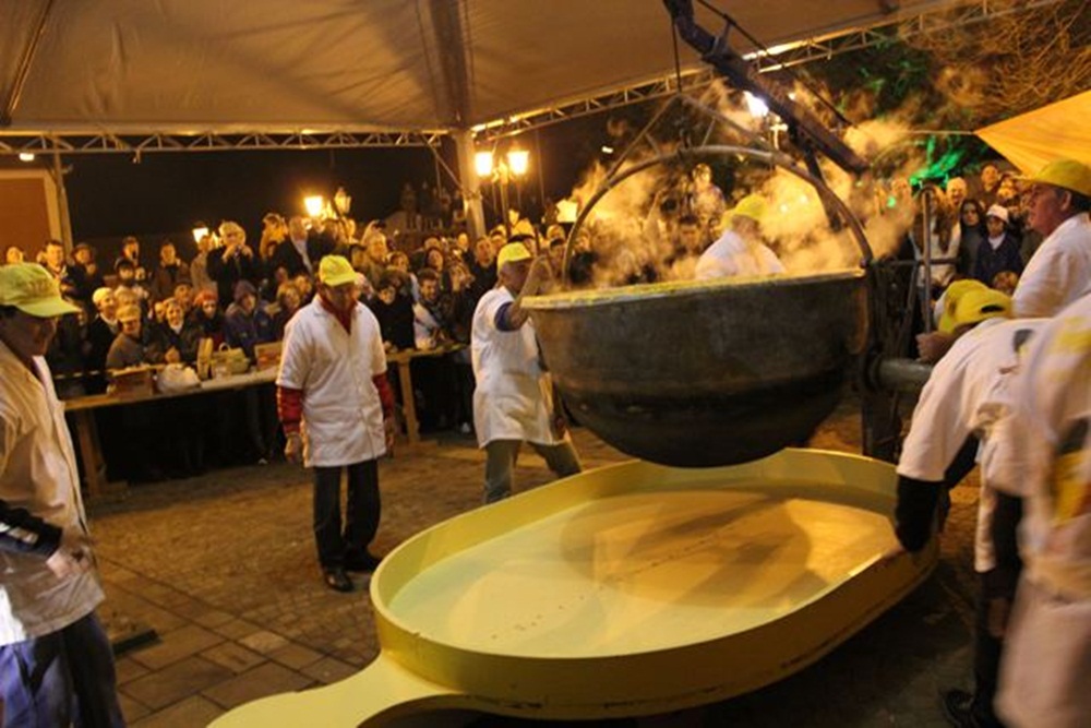 Ir para  <p>Eleita como uma esp&eacute;cie de patrim&ocirc;nio imaterial da Serra, a polenta &eacute; mais do que uma iguaria trazida pelos imigrantes italianos como alimento de resist&ecirc;ncia, mas tamb&eacute;m &eacute;...