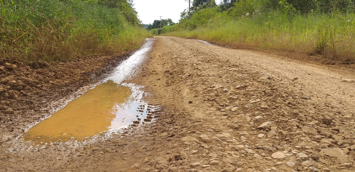 Ir para  <p><big>A condi&ccedil;&atilde;o de trafegabilidade da ERS 491, que liga Marcelino Ramos &agrave; BR 153, no trecho onde a estrada n&atilde;o est&aacute; asfaltada, encontra-se em p&eacute;ssimas...