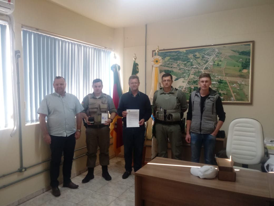 Ir para  <p><big>Nesta quarta-feira (15), a prefeitura de Centen&aacute;rio assinou um termo de Coopera&ccedil;&atilde;o com a Brigada Militar com o objetivo de auxiliar no combate, e na preven&ccedil;&atilde;o de crimes na...