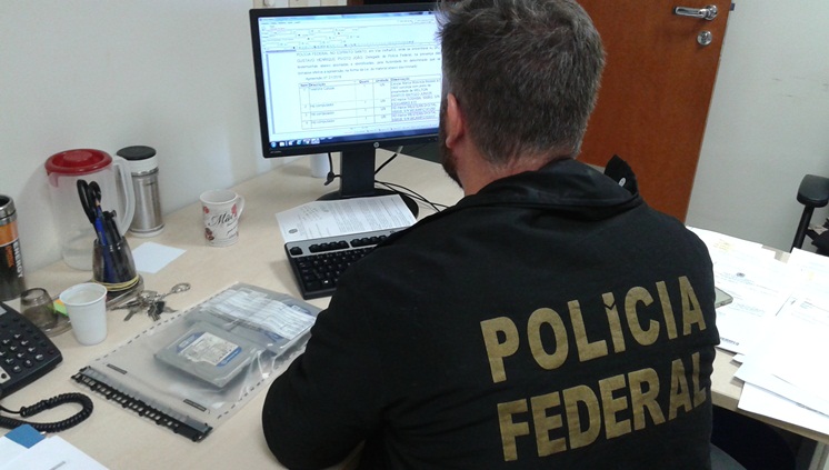 Ir para  <p>A Pol&iacute;cia Federal (PF) deflagrou na manh&atilde; desta quinta-feira uma opera&ccedil;&atilde;o de combate &agrave; pornografia infantil no Rio Grande do Sul e em outros sete estados. O objetivo da ofensiva...