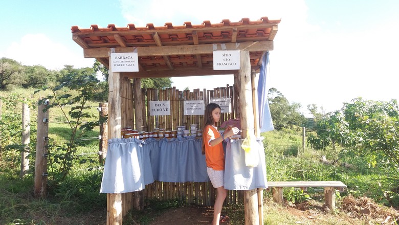 Ir para  <p>a beira da estrada secund&aacute;ria que liga o distrito de &Aacute;gua Boa &agrave; cidade de Doutor Camargo, Norte do Paran&aacute;, tem uma barraquinha que vende produtos feitos por sitiantes locais. Quem para por ali...