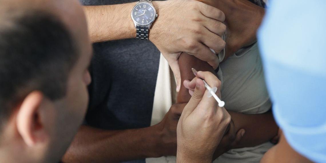 Ir para  <p>H&aacute; poucos dias do encerramento da campanha nacional de vacina&ccedil;&atilde;o contra a gripe, 71,6% do p&uacute;blico-alvo j&aacute; foram aos postos de sa&uacute;de se imunizar. A campanha termina na...