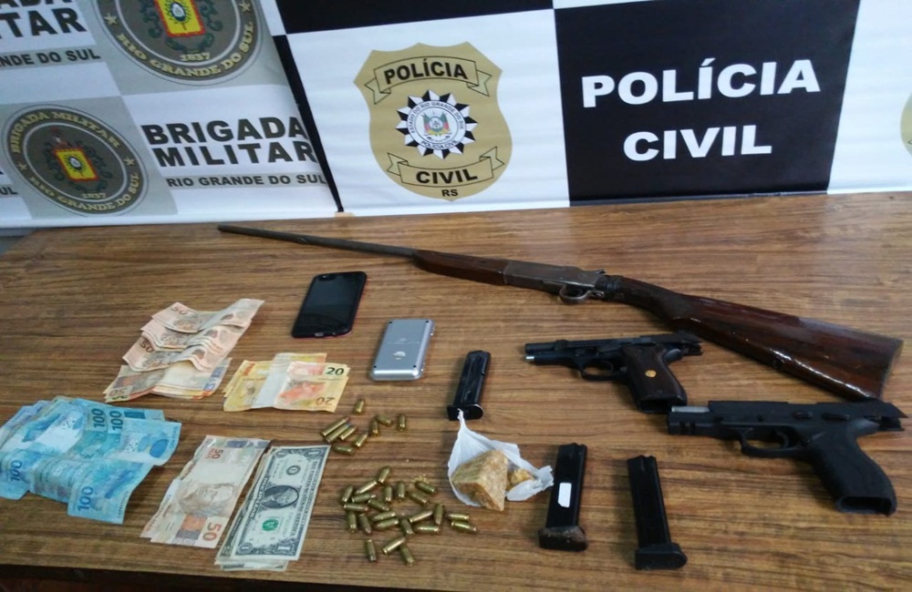 Ir para  <p>Tr&ecirc;s pessoas, entre elas uma mulher, de 22, 28 e 29 anos, foram presos em Erechim nesta ter&ccedil;a-feira (28). Eles estavam sendo investigados por crime de homic&iacute;dio e disparos de arma de fogo. Nas buscas para...