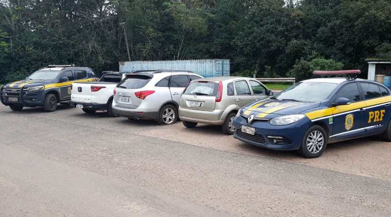 Ir para  <p><big>A Pol&iacute;cia Rodovi&aacute;ria Federal e a Receita Federal interceptaram tr&ecirc;s carros que estavam transportando mais de 50.000 ma&ccedil;os de cigarros contrabandeados do Paraguai na madrugada desta...