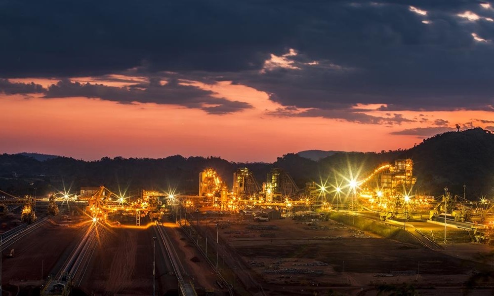Ir para  <p>A ind&uacute;stria nacional cresceu 0,3% em abril, na compara&ccedil;&atilde;o com mar&ccedil;o, mas o setor ainda acumula queda de 2,7% nos quatro primeiros meses do ano, segundo a Pesquisa Industrial Mensal, divulgada...