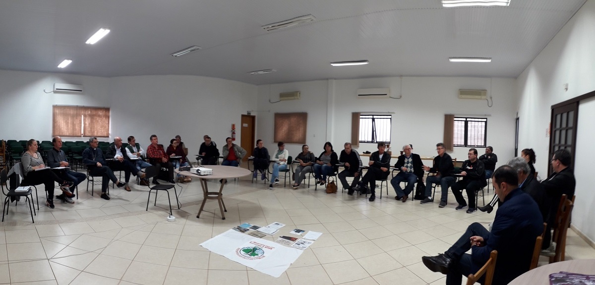 Ir para  <p><big>A reuni&atilde;o aconteceu na AREDE, em Santa Rosa, e contou com a participa&ccedil;&atilde;o das assessorias dos deputados Jeferson Fernandes (PT) e Elvino Bohn Gass (PT), lideran&ccedil;as sindicais do...