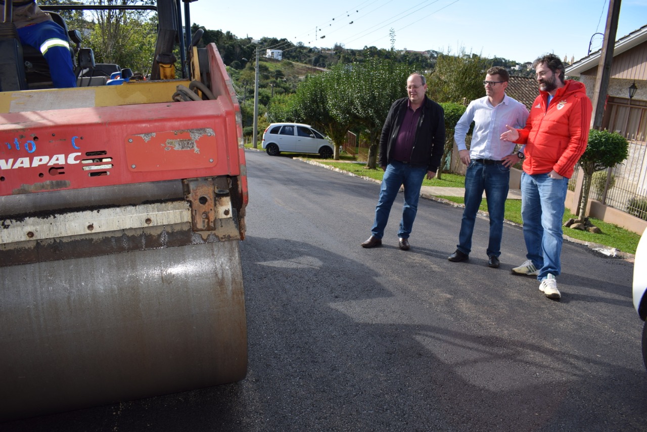 Ir para  <p><big>A chuva deu uma tr&eacute;gua e Gaurama n&atilde;o para. Na &uacute;ltima semana, iniciou mais um importante avan&ccedil;o da infraestrutura urbana do munic&iacute;pio. Com recursos pr&oacute;prios, o...