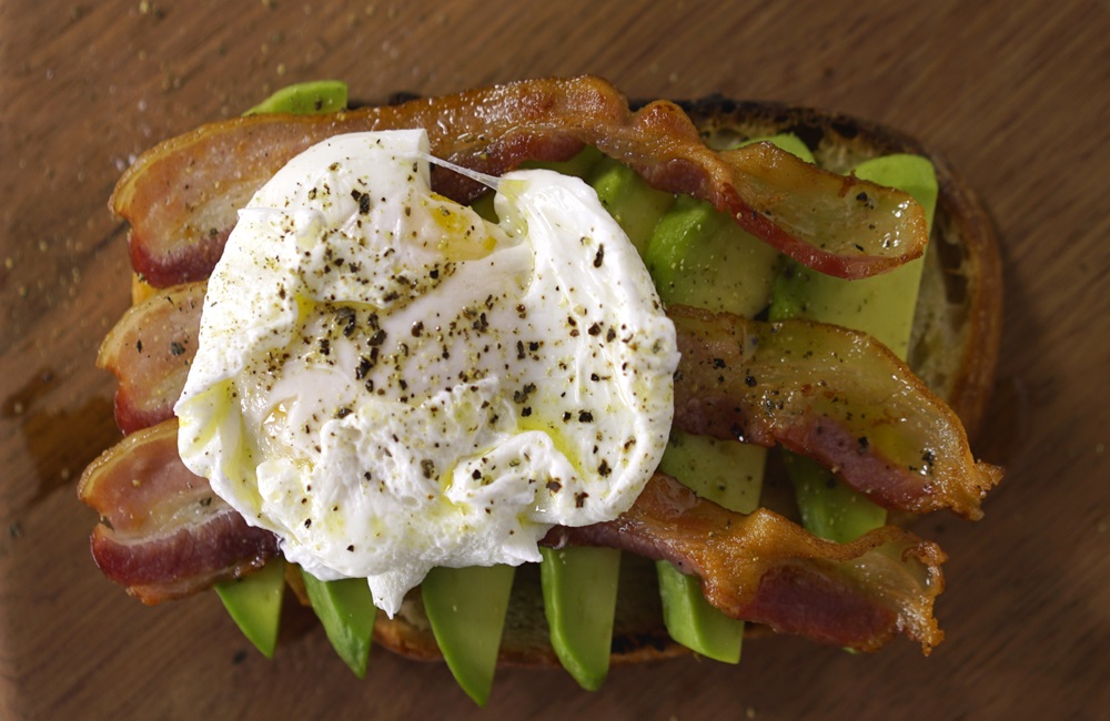 Ir para  <ul>
	<li>3 fatias de bacon;</li>
	<li>1 fatia de p&atilde;o italiano;</li>
	<li>1 abacate fatiado;</li>
	<li>3 colheres de sopa de vinagre de vinho branco;</li>
	<li>1...