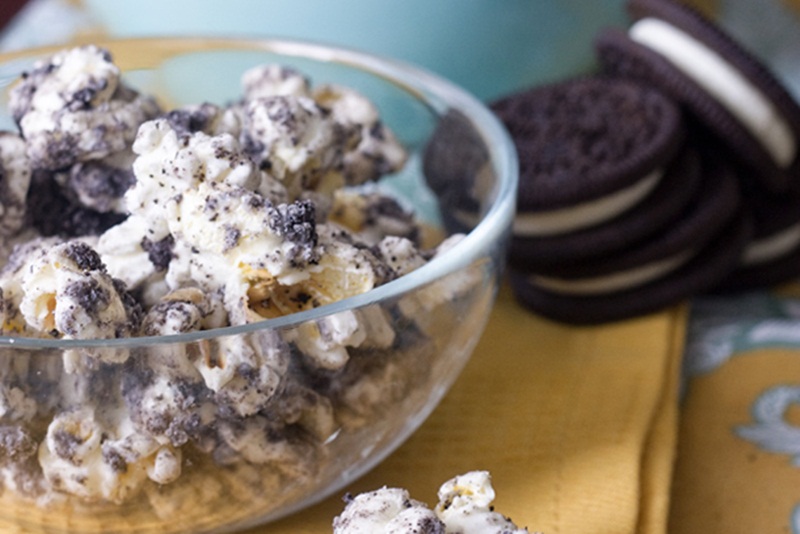 Ir para  <ul>
	<li>10 biscoitos Oreo;</li>
	<li>&frac14; x&iacute;cara de &oacute;leo;</li>
	<li>&frac12; x&iacute;cara de milho para pipoca;</li>
	<li>2 colheres de sopa de leite...