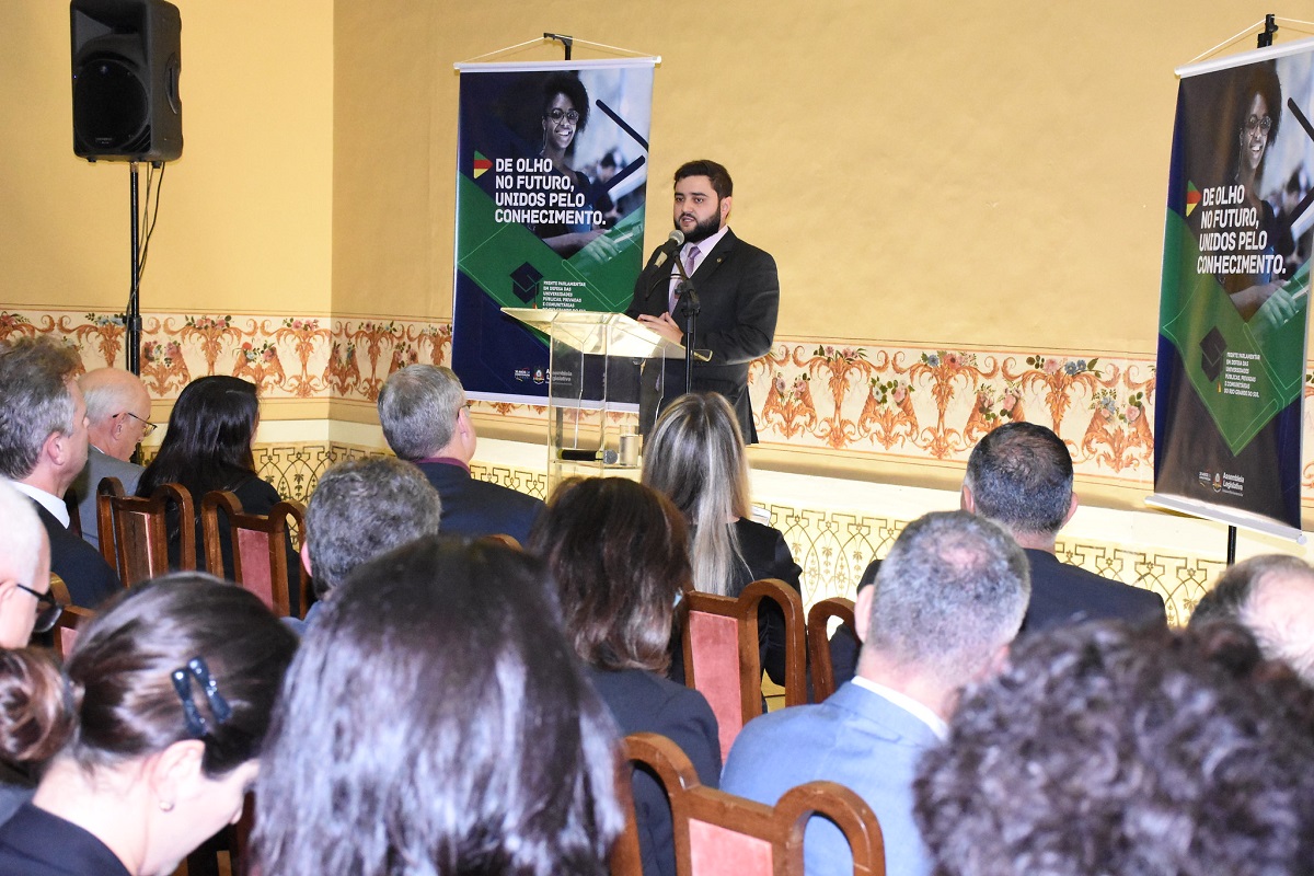 Ir para  <p>&nbsp;</p>

<p><big>Com o objetivo de melhorar e fortalecer a qualidade do ensino superior p&uacute;blico, comunit&aacute;rio e privado no estado foi instalada nesta segunda-feira (10) a Frente Parlamentar...