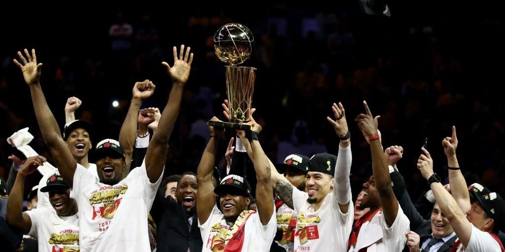 Ir para  <p>A NBA tem um campe&atilde;o in&eacute;dito. Em uma partida equilibrada do in&iacute;cio ao fim, com altern&acirc;ncia na lideran&ccedil;a a todo momento e muito nervosismo das duas equipes, o Toronto Raptors derrotou...