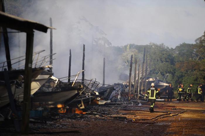 Ir para  <p>Um inc&ecirc;ndio destruiu pelo menos 24 embarca&ccedil;&otilde;es, entre barcos e lanchas, na madrugada deste domingo, na Ilha das Flores, em Porto Alegre. O acidente ocorreu em uma marina da rua dos Pescadores, no final da...
