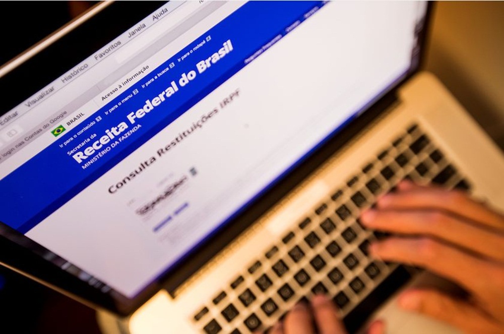 Ir para  <p>A Receita Federal come&ccedil;a a pagar nesta segunda-feira as restitui&ccedil;&otilde;es do Imposto de Renda Pessoa F&iacute;sica 2019. Ser&atilde;o depositados R$ 5,1 bilh&otilde;es nas contas de 2.573.186...